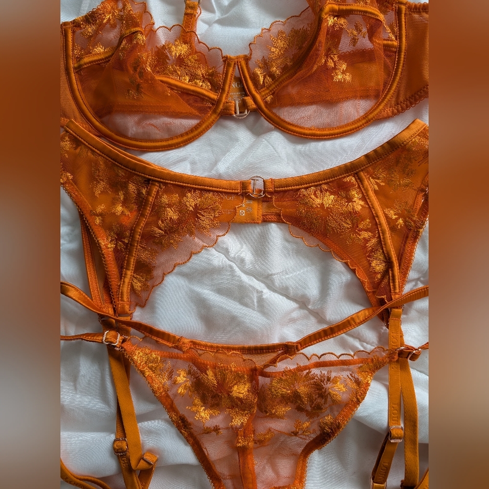 Lounge Ava Orange Lace Lingerie Set - Picture 3 of 8